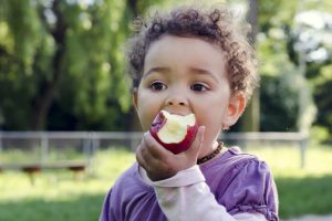 Healthy-kid-eating-apple-696x497